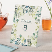 Witte Calla Lily Eucalyptus Tafelnummer Kaart Reclamebord Met Voetstuk (Insitu)