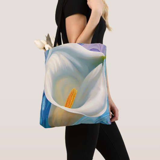 Witte Calla Lily in stijl van Georgia O'Keeffe Tote Bag (Dichtbij)