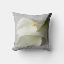 witte calla's op linnen kussensloop kussen