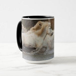 Witte Camargue-paarden die in het water rennen Mok