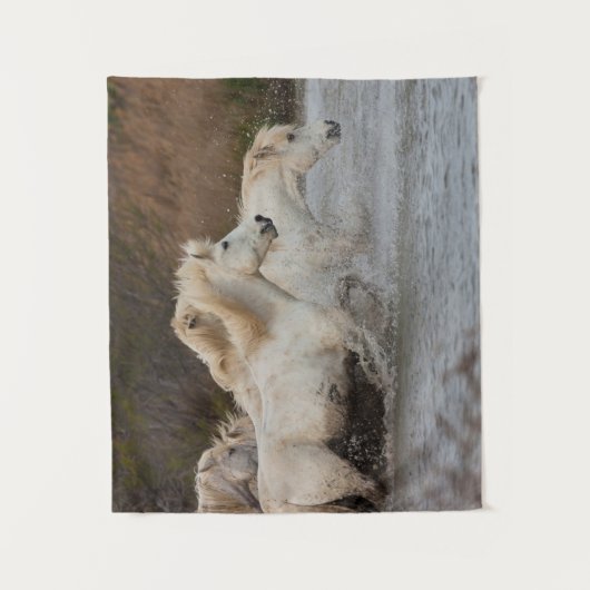 Witte Camargue-paarden die in water lopen Wandkleed (Voorkant)