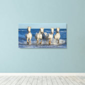 Witte Camarque paarden galopperen door golven Canvas Afdruk (Insitu (Houten vloer))
