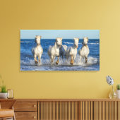 Witte Camarque paarden galopperen door golven Canvas Afdruk (Insitu (Woonkamer))