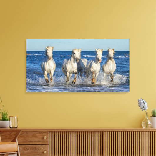 Witte Camarque paarden galopperen door golven Canvas Afdruk (Insitu (Woonkamer))