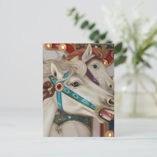 Witte carrousel paard met blauw afbeelding met bri briefkaart (Staand voorkant)
