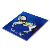 witte carrouselpaarden op diepblauw tegeltje (Zijkant)