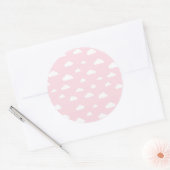 Witte Cartoon wolken op roze achtergrondpatroon Ronde Sticker (Envelop)