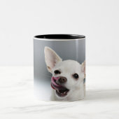 Witte Chihuahua likkende lippen Tweekleurige Koffiemok (Center)