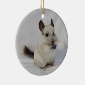 Witte chinchilla met staande cadeau keramisch ornament (Rechts)