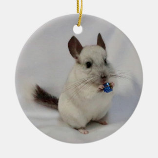 Witte chinchilla met staande cadeau keramisch ornament