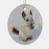 Witte chinchilla met staande cadeau keramisch ornament (Links)