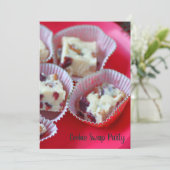 Witte chocolade fudge op een rode bord kaart (Staand voorkant)