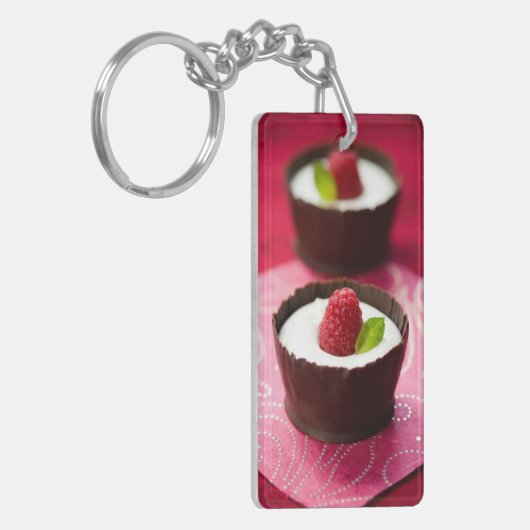 Witte chocolademousse dessert sleutelhanger (Voorkant Links)