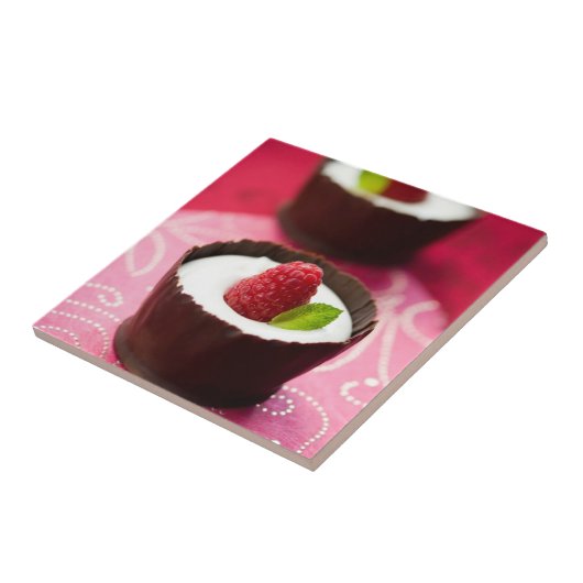 Witte chocolademousse dessert tegeltje (Zijkant)