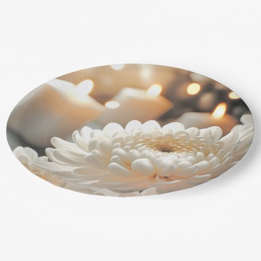 Witte Chrysanthemum Bloem en Kaarsen Papieren Bordje (Gekanteld)