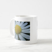Witte chrysanthemum met geel midden koffiemok (Voorkant links)