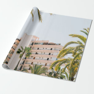 WITTE CONCRETE BOUW BESIDE GROENE PALM TREE UND CADEAUPAPIER