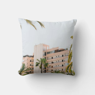 WITTE CONCRETE BOUW BESIDE GROENE PALM TREE UND KUSSEN
