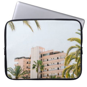 WITTE CONCRETE BOUW BESIDE GROENE PALM TREE UND LAPTOP SLEEVE