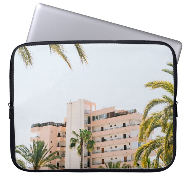 WITTE CONCRETE BOUW BESIDE GROENE PALM TREE UND LAPTOP SLEEVE (Voorkant)