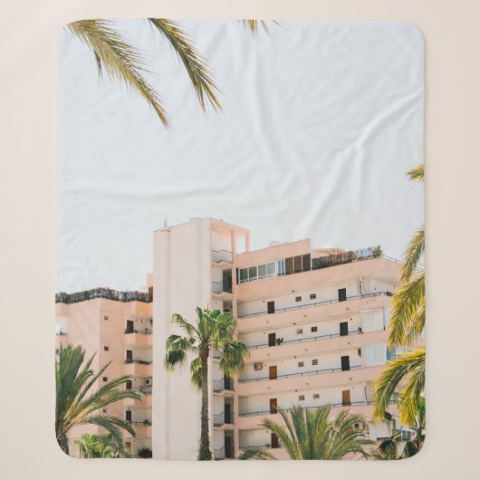 WITTE CONCRETE BOUW BESIDE GROENE PALM TREE UND SHERPA DEKEN (Voorkant)