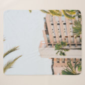 WITTE CONCRETE BOUW BESIDE GROENE PALM TREE UND SHERPA DEKEN (Voorkant (horizontaal))