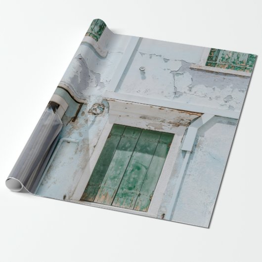 WITTE CONCRETE BOUW MET DRIE GROENE VENSTERS A CADEAUPAPIER (Uitgerold)
