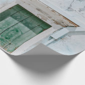 WITTE CONCRETE BOUW MET DRIE GROENE VENSTERS A CADEAUPAPIER (Hoek)