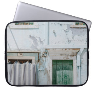 WITTE CONCRETE BOUW MET DRIE GROENE VENSTERS A LAPTOP SLEEVE