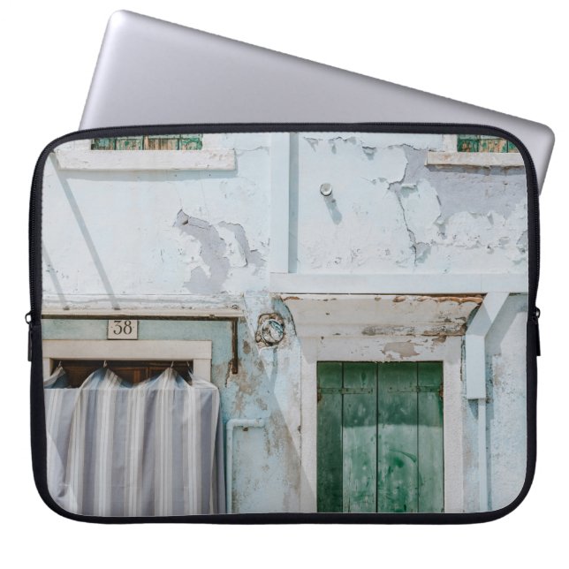 WITTE CONCRETE BOUW MET DRIE GROENE VENSTERS A LAPTOP SLEEVE (Voorkant)