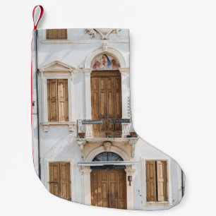 WITTE CONCRETE BOUW MET HOUDEN DEUREN EN WIND KLEINE KERSTSOK