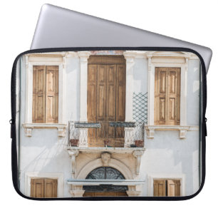 WITTE CONCRETE BOUW MET HOUDEN DEUREN EN WIND LAPTOP SLEEVE