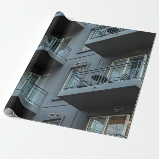 WITTE CONCRETE BOUW MET WITTE METALE RAILS CADEAUPAPIER (Uitgerold)