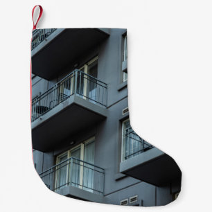 WITTE CONCRETE BOUW MET WITTE METALE RAILS KLEINE KERSTSOK