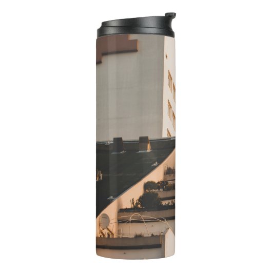 WITTE CONCRETE BOUW THERMOSBEKER (Gedraaid links)