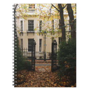 WITTE CONCRETE HUIS, OVERGELEID DOOR BOMEN TIJDENS NOTITIEBOEK