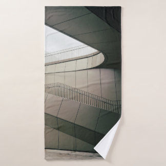 WITTE CONCRETE STAIRS MET GRIJS METAALRAILS BADHANDDOEK