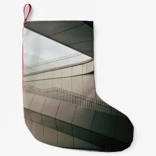 WITTE CONCRETE STAIRS MET GRIJS METAALRAILS KLEINE KERSTSOK
