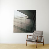 WITTE CONCRETE STAIRS MET GRIJS METAALRAILS WANDKLEED (In situ)