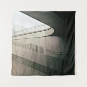 WITTE CONCRETE STAIRS MET GRIJS METAALRAILS WANDKLEED