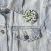 Witte cosmosbloemen ronde button 5,7 cm (In situ)