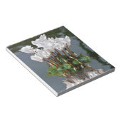 Witte cyclambloemen in het water notitieblok (Schuin)