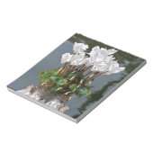 Witte cyclambloemen in het water notitieblok (Linkerzijde)