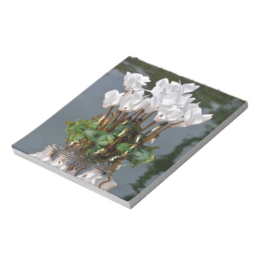 Witte cyclambloemen in het water notitieblok (Linkerzijde)