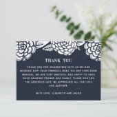 Witte dahlias. Moderne marinesblauwflorale bruilof Bedankkaart (Staand voorkant)