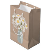 Witte Daisies Mason Jar op Beige Medium Cadeauzakje (Voorkant Gekanteld)