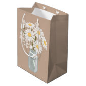 Witte Daisies Mason Jar op Beige Medium Cadeauzakje (Achterkant Gekanteld)