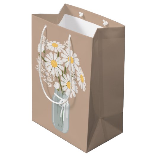 Witte Daisies Mason Jar op Beige Medium Cadeauzakje (Achterkant Gekanteld)