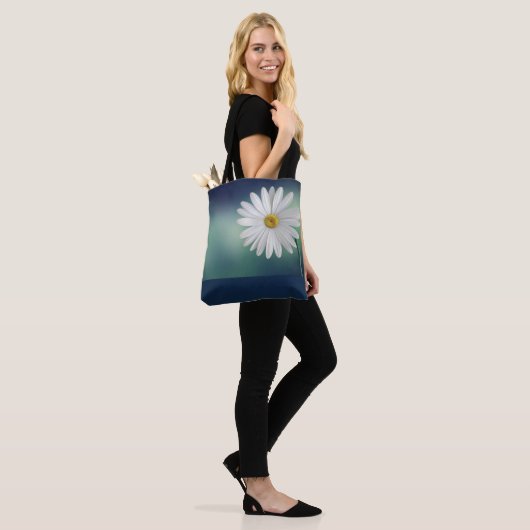 Witte Daisy Blauw/Blauwgroen Achtergrond Tote Bag (Op model)