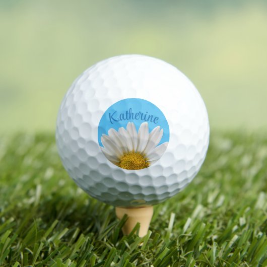 Witte Daisy Blauwe Achtergrond Aangepaste Naam Golfballen (Insitu Shirt)